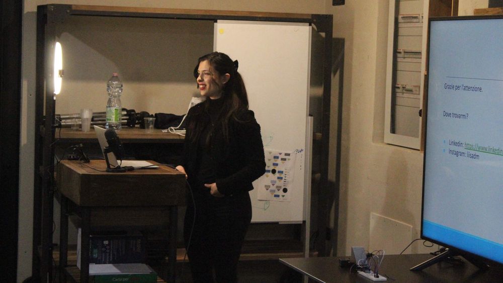 Lisa Di Marco sorride alla fine della sua presentazione sul palco dell'evento Python Pescara del 28 Febbraio 2025