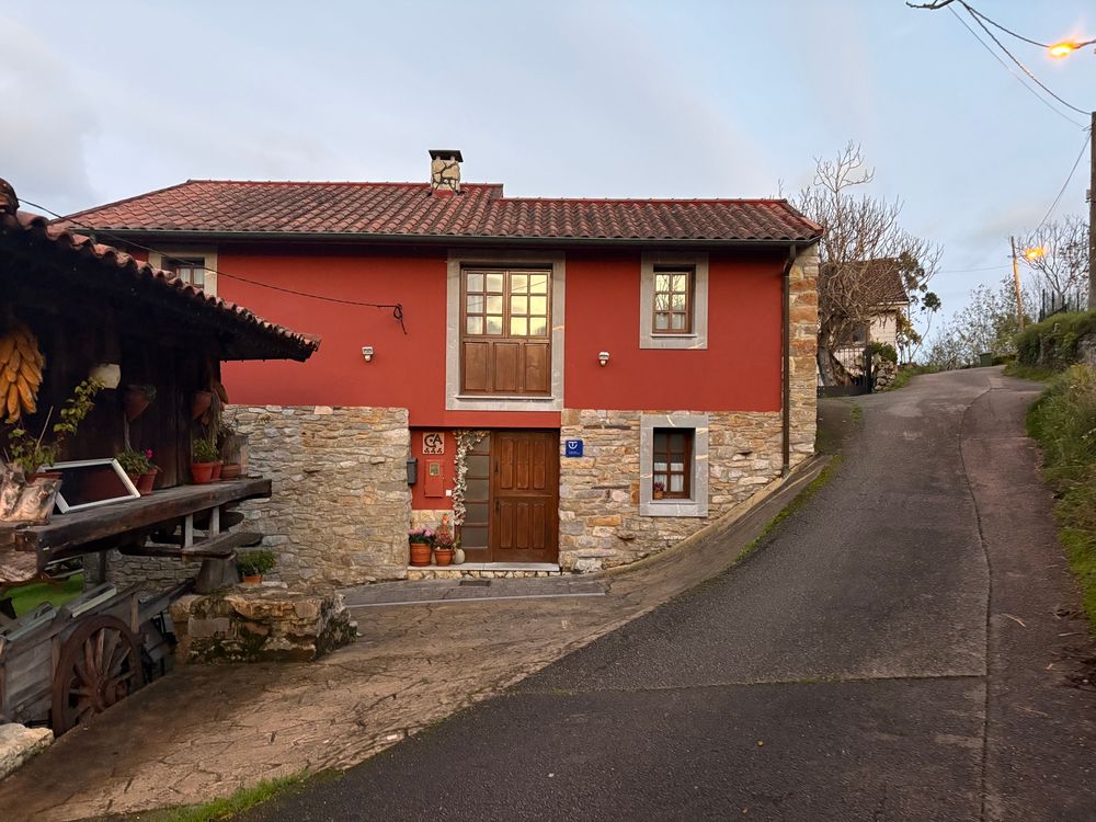 A little Spanish farmhouse with a lifted granary in front.
