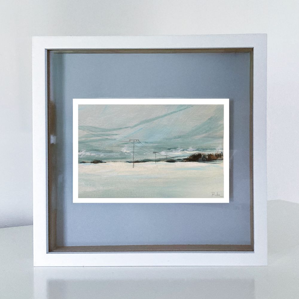 eine norddeutsche acryl schneelandschaft mit alten oberleitungen und im hintergrund ein paar bäumen