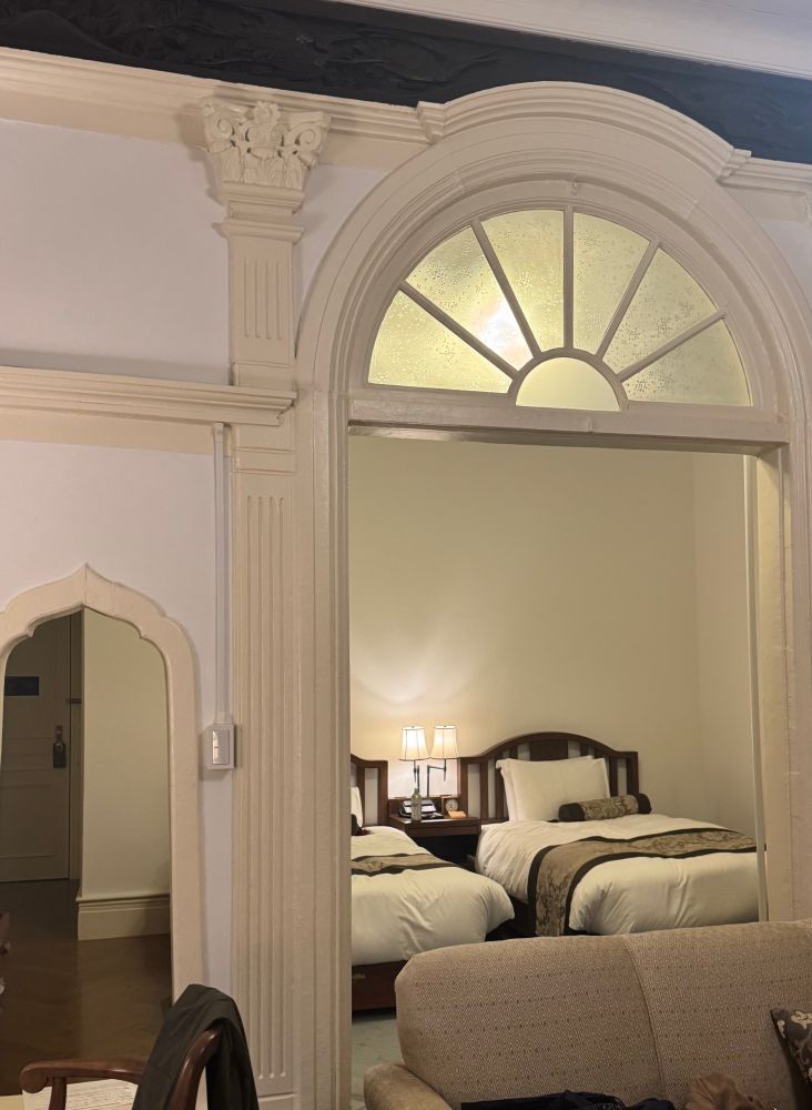 居室のリビングから隣のベッドルームを見たところ