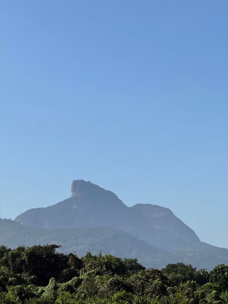 Foto da Pedra da Gávea, no Rio de Janeiro, com o fundo de um céu bem azul, sem nuvens.