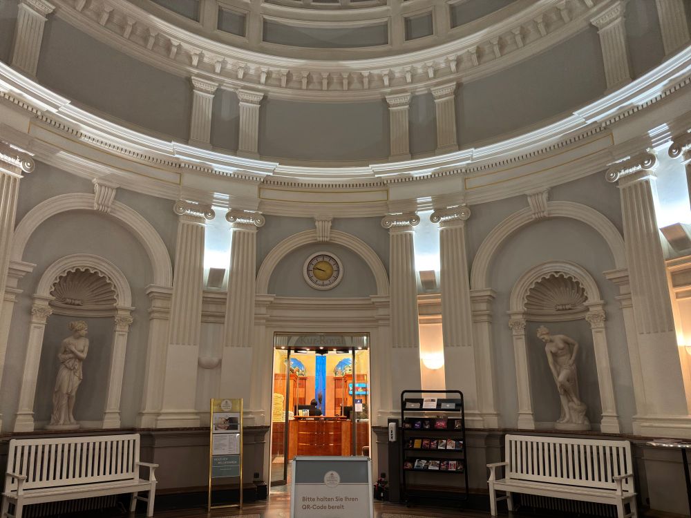 Eingangsbereich des Kaiser-Wilhelm-Bads in Rotundenform..