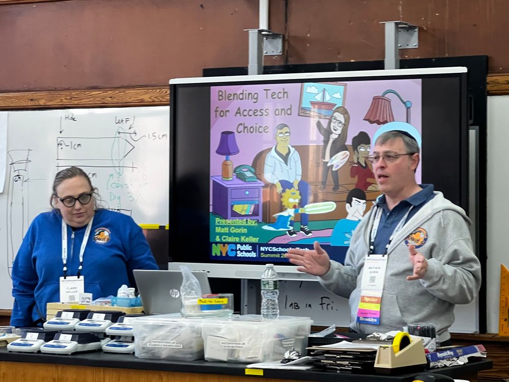 2 teachers presenting