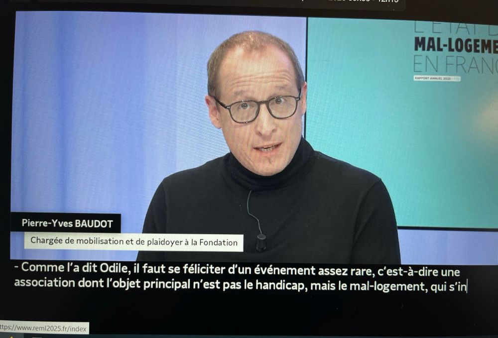 Photo de moi, en pull à col roulé, en train d’intervenir sur le plateau de l’évènement organisé par la fondation pour le logement des défavorisés pour sa remise du rapport sur le mal logement 