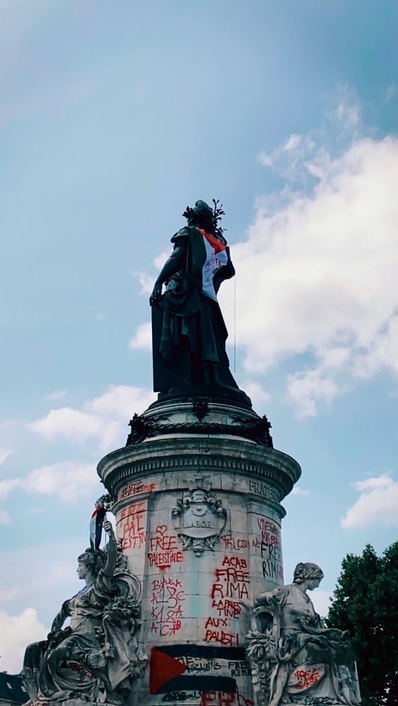 Photo de la statue de la République, place de la République à paris, recouverte d’un drapeau palestinien et de différents slogans dont Free Gaza 