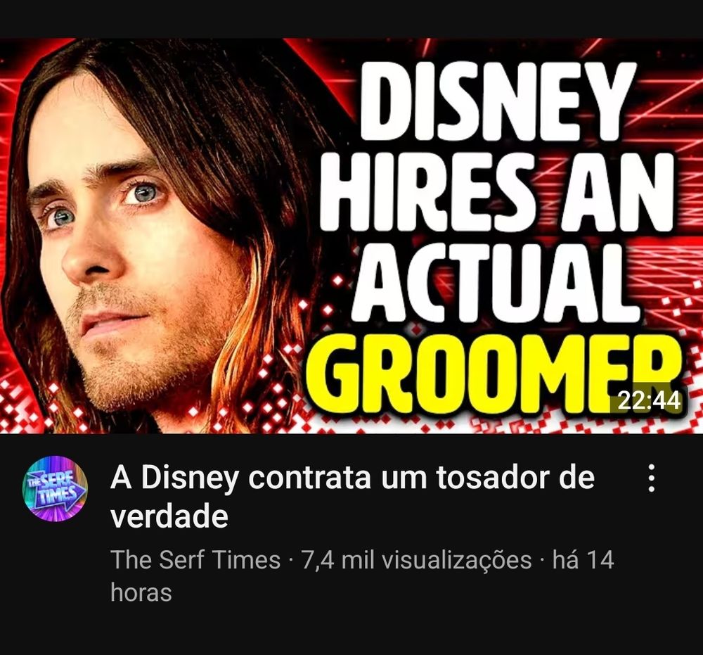 Print do youtube que a thumbnail do vídeo é a cara do Jared Leto e o título é "disney hires an actual groomer" porém a tradução automática do título transforma o vídeo em "A Disney contrata um tosador de verdade"
