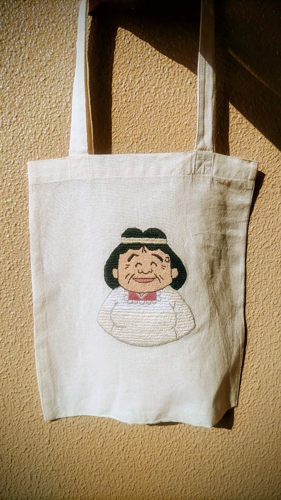 A5フラットトート(無地、生成)に刺繍されたアニメ忍たま乱太郎のキャラクター、食堂のおばちゃん