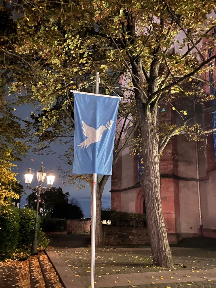 Fahne mit Friedenstaube vor St Stephan, Mainz.