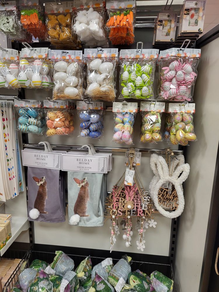 Ladenregal mit verschiedenen Osterdekorationen
