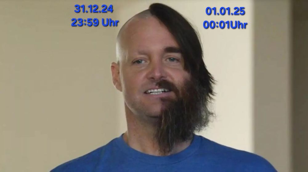 Will Forte in 'The Last Men on Earth'
Die eine Seite seines Kopfes ist kahl geschoren. Die anderen Seite ist mit starken Haar- und Bartwuchs.
Über den kahlen Teil steht 31.1324 23:59 Uhr. Über dem Teil mit dem starken Haarwuchs steht 01.01.25 00:01 Uhr