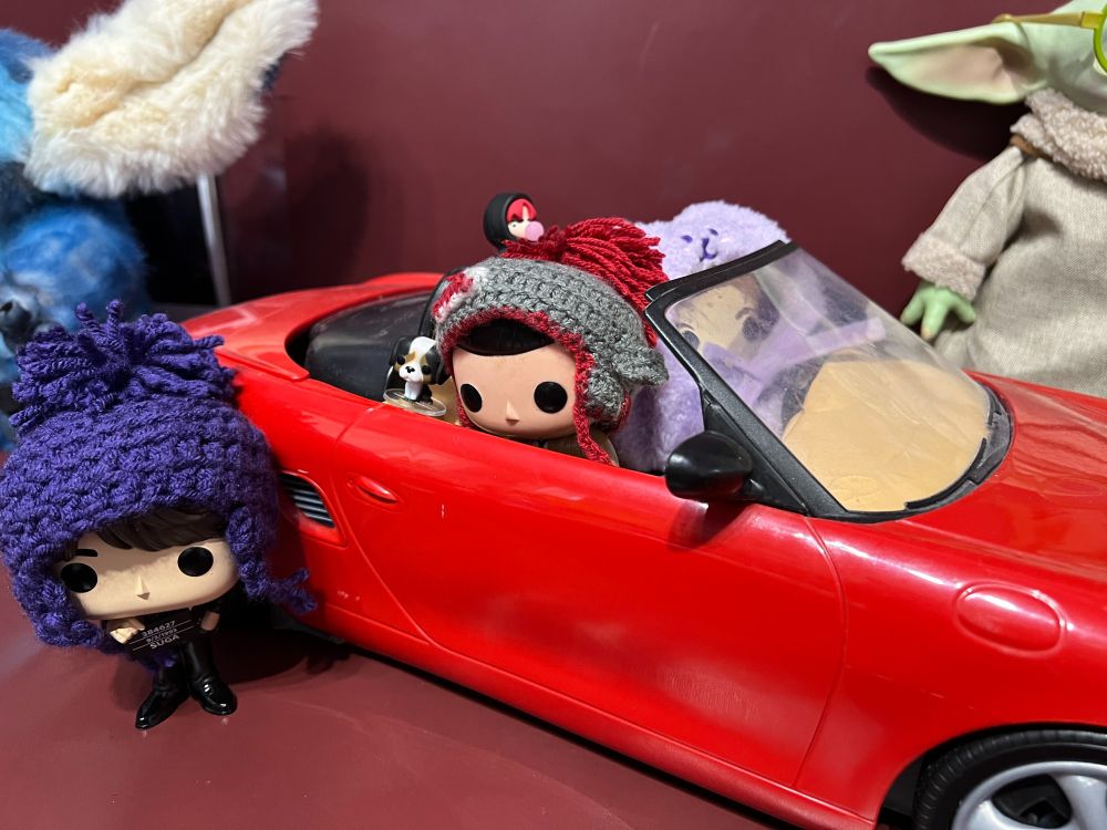 GET IN THE CAR THERE IS A CUTE PUPPER