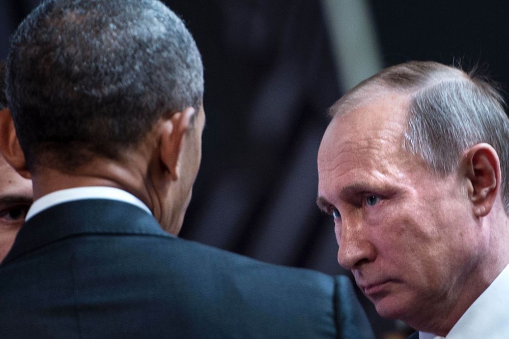 A weak and cautious looking Putin beside the confident Obama. 