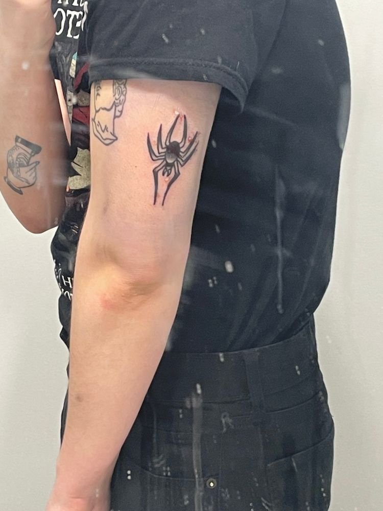 Max shows off his spooky spooder 🕷️ tattoo 