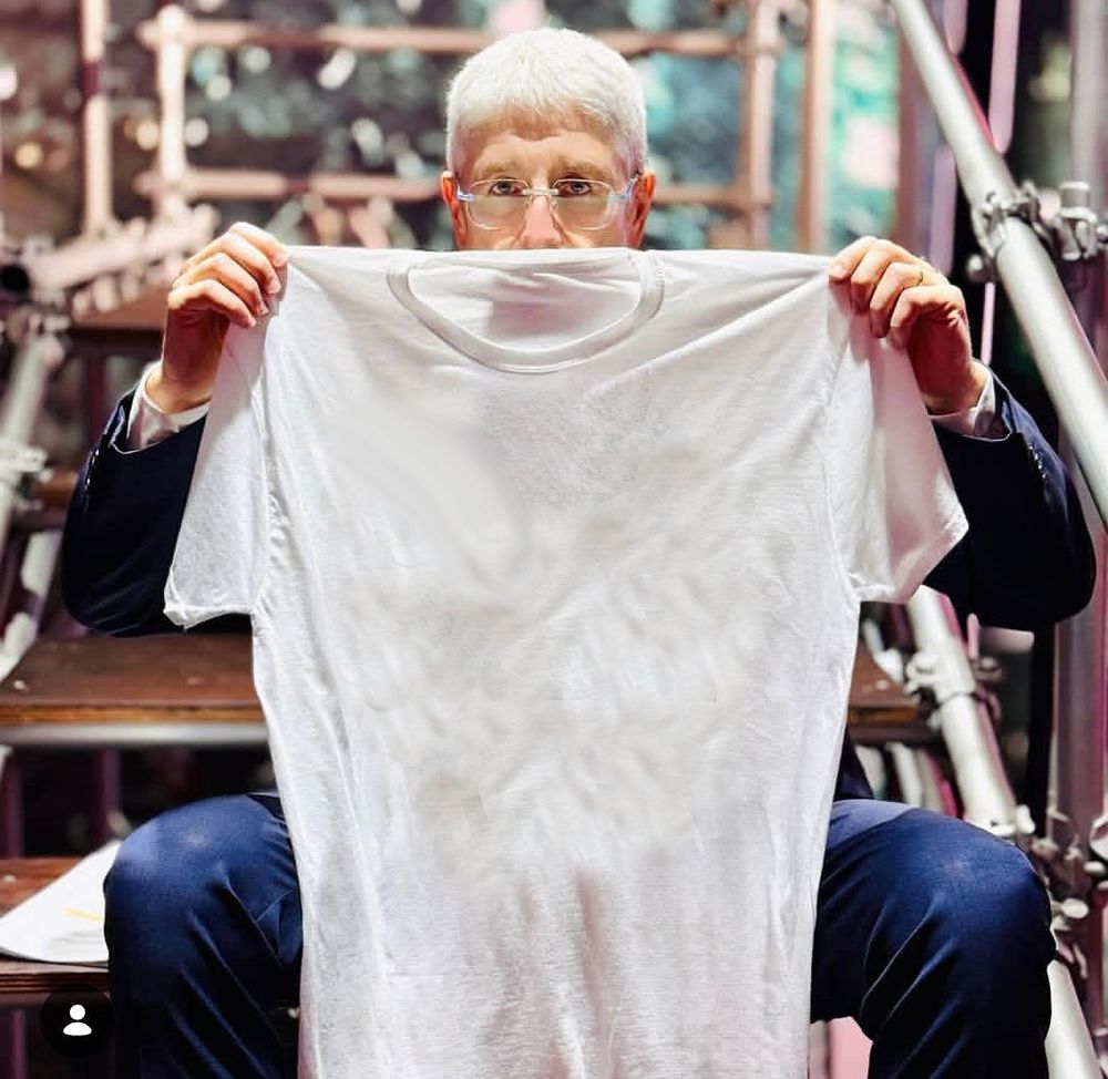 coso, mario giordano, con una maglietta bianca pronta per i meme