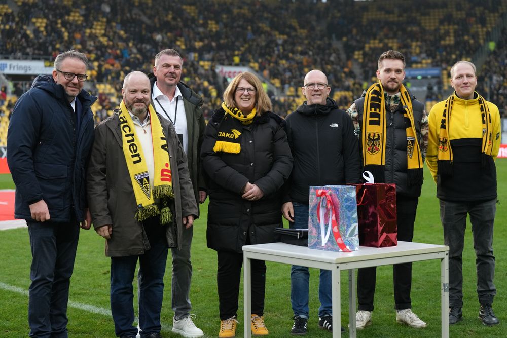 Oberbürgermeister Dr. Michael Ziemons, Standesamtsleiterin Kläre Grevenstein, Dr. Dirk Kall, Kaufmännischer Geschäftsführer der Alemannia und Daniel Nießen, 100,5 das Hitradio, zogen die glücklichen Gewinner-Paare in der Halbzeitpause des Spiels gegen den FC Viktoria Köln.