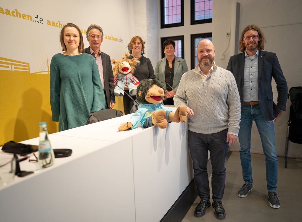 Blicken mit viel Zuversicht auf das neue Netzwerk: Netzwerkkoordinatorin Johanna Paul, Abteilungsleiter Horst Hütten, Netzwerkkoordinatorinnen Silvia Alles und Melanie Palmen, Oberbürgermeister Michael Ziemons und Fachbereichsleiter Tobias Grundmann (v.l.).