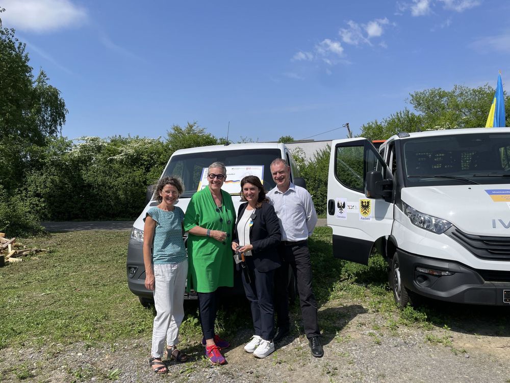 (v.l.n.r.) Luise Clemens, Koordinatorin Euregionale und Internationale Zusammenarbeit, Oberbürgermeisterin Sibylle Keupen, Linda Mai und Mathew Loder vom Blau-Gelben Kreuz bei der Übergabe der Fahrzeuge für den aktuellen Hilfstransport in die ukrainische Partnerstadt Chernihiv.