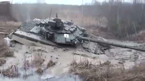 Panzer versinkt im Morast 
