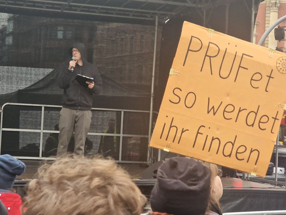 Nico Semsrott auf der Bühne 