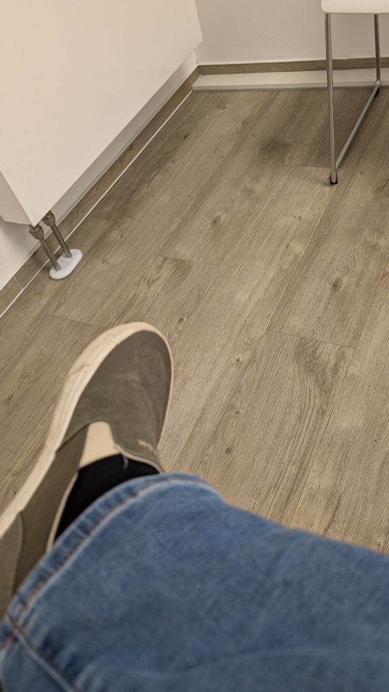 Wartezimmerfußboden, Schuh, Hosenbein