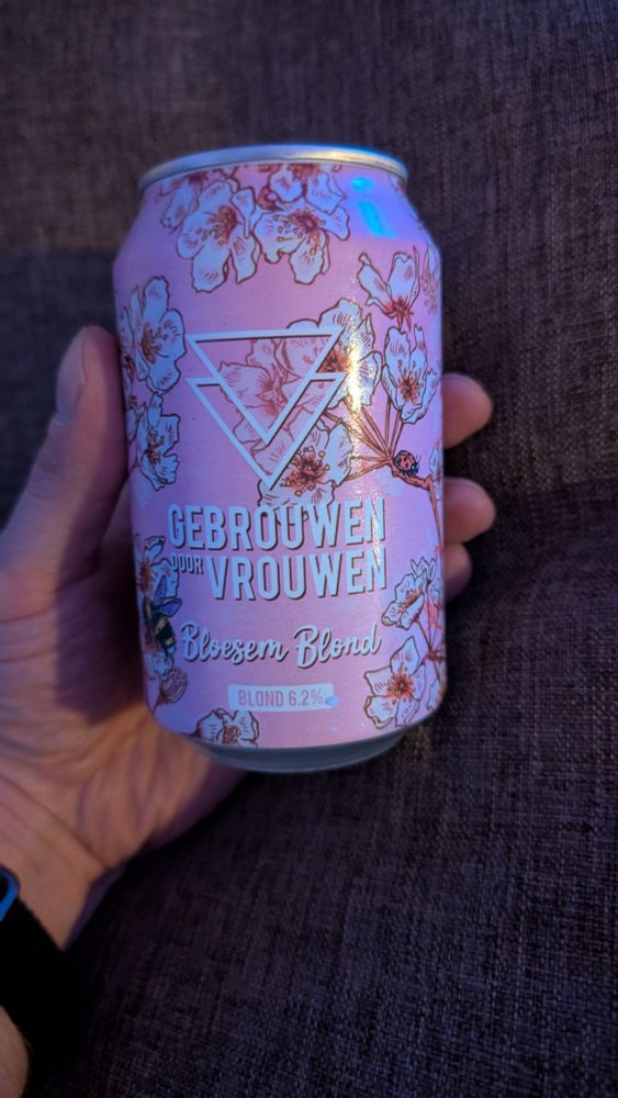 Eine Dose Bier: Gebrouwen door Frouwen Bloesem Blond. Die Dose ist rosa und mit Kirschblüten bedruckt. 