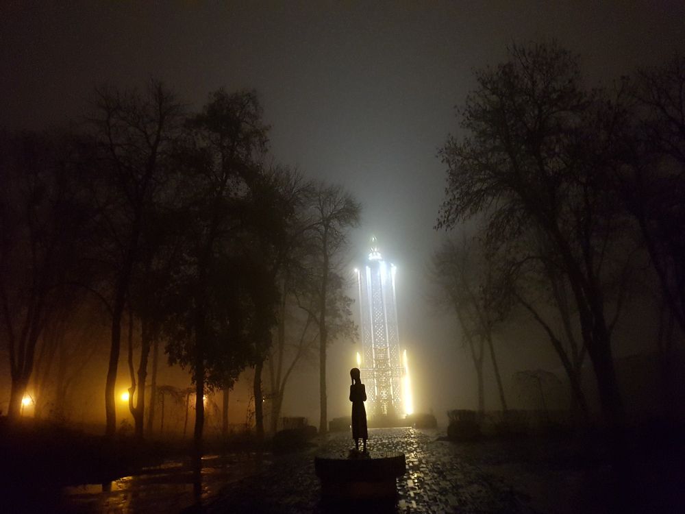 Bild från en novemberkväll för 6 år sedan i Kyiv när jag besökte Holodomor minnesplatsen. Statyn i förgrunden föreställer en av de svältande barnen.