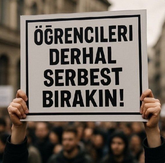 Ama O Gençler Hapse Atılmamış... Özgürlükleri Ellerinden Alınmamış, İlerlemeleri Durdurulmamış... 

Ancak Ne Acıdır ki; Vaktinde Yakasına Yapışılan Başbakan, Yine İddia O ki Üzerine Atılan Onlarca İftira Neticesinde İdam Edilmiş... 

Son Günlerde Yaşadığımız Sokağa Çağrı, Gençlerin Sokaklara Dökülmesi, Sokaklardaki Gençlerin Bir Kısmının Günlerdir Alıkonulması... 

Bana Hep Bu Hikayeyi Hatırlattı da, Çekindim işte Hem Sağdan Hem Soldan Bir Türlü Paylaşamadım. Hakaretim, İftiram, Küfrüm, Yönlendirmem Yok. Ancak Yaşanılanlar Bilinsin, Bi Zahmet Her İki Taraf Empati Yapsın İstiyorum. 

VE Elbette ki Vatandaşım, Öğretmenim, Kadınım... Fıtratım Birlikten, Empati Yapmaktan, Mevzuları Yansız Tarafsız Değerlendirmekten Yana... Kör Biatkar Olamıyorum Ben. Allaha Vereceğim Bir Hesabım Var Orada Nasıl Olsa Aklanırım. Burada Benden Hesap Soracaklar Da Yaratıcılarının Olduğunu Hatırlasınlar.

Hepiniz Alın Takkelerini Önünüze
Tarih Tekerrürden İbarettir. 
Bir Bakın Bakalım, Bir İnceleyin.. Ne Yaşanmış, Ne Önlemler Alınmamış, Ve Sonucu Ne Olmuş...

Sokaktaki Gençleri Haksız Bulmak Ahmaklıktır. 
Gençleri Kullanan Siyaseti Asla Affetmeyeceğim. 
Gençlerin Alıkonulmasından Çok Rahatsızım..., Ancak Azıcık Yakın Tarih Bilgimle Alıkonulmalarının Sebebini de Anlayabiliyorum.
Eminim Hepsi Serbest Bırakılacak... Eminim... 

Ancak Bu Aşağıda Yazacağım Gerçekleri Değiştirmiyor. 

Geleceğimizin Teminatı Gençlerin Bir Kısmı İçeride 
Bir Kısmı ise Korkudan Tir tir Titriyor... 

 