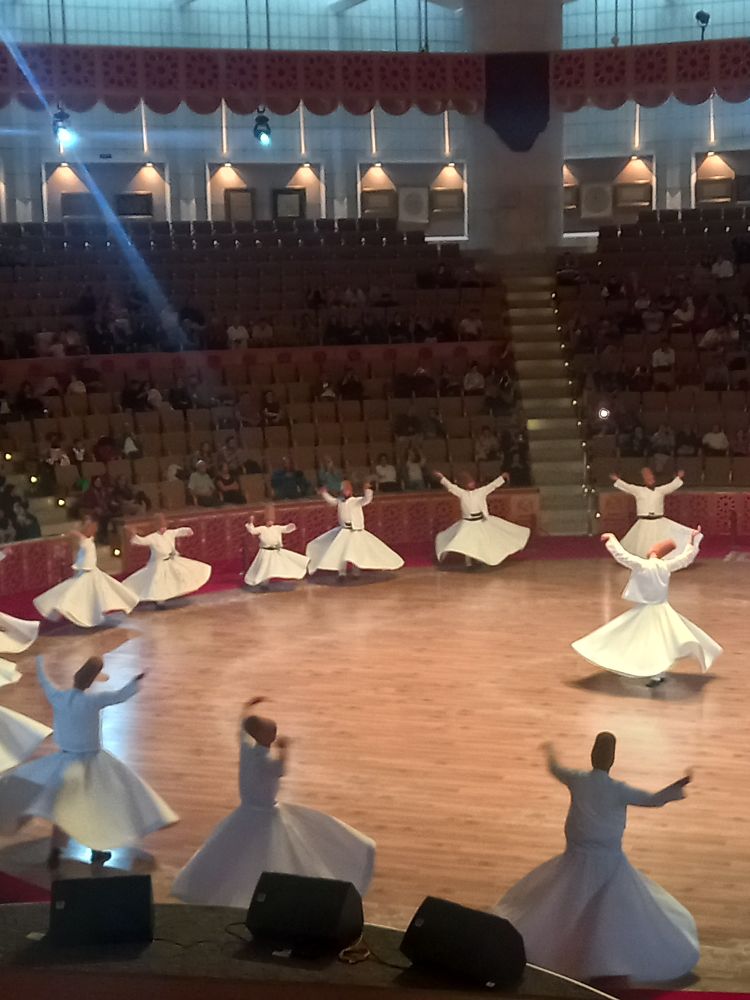 Konyan mevlana dervissit esittävät transsitanssin keskuksessa, jossa esitys on lähes joka ilta.
