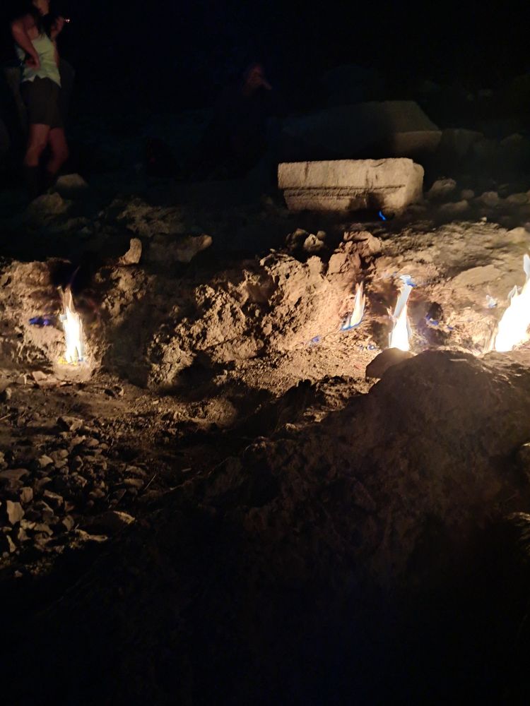 Maakaasu palaa itsestään Ciralissa, Turkissa Hefaistoksen temppelin vieressä. Legendsn mukaan olympiatulen alkuprrä- yksi monista.