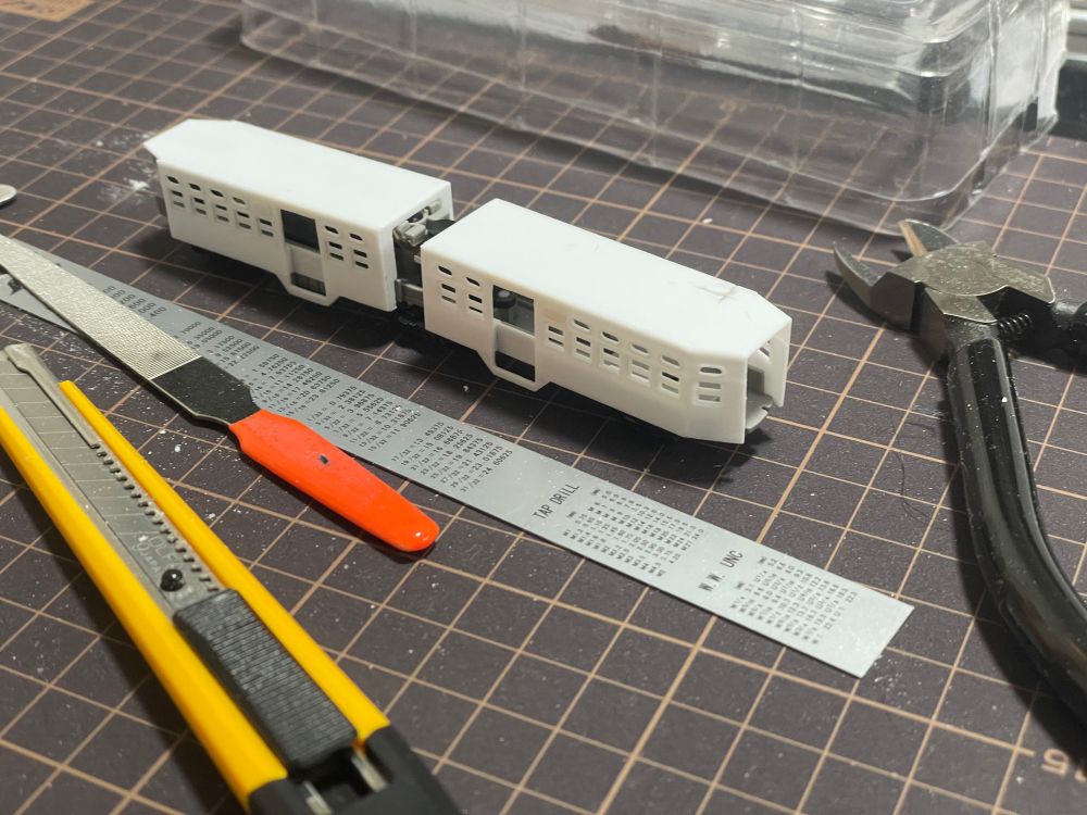 制作中の電車の模型の写真
