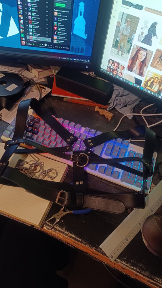 Harnais en simili cuir noir sur un bureau en bordel