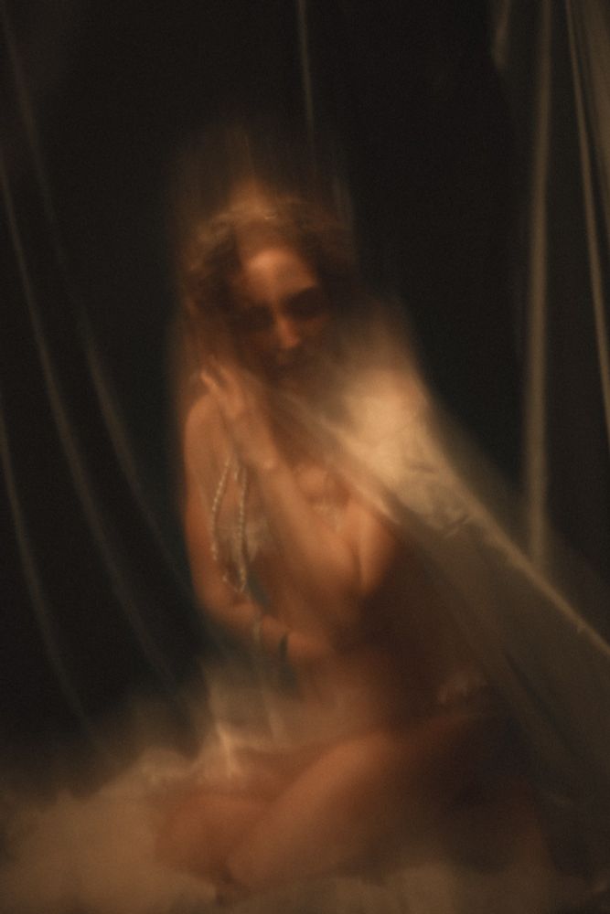 Estaba enfadada. Acababan de contarme algo que me puso furiosa. El tema de la sesión era La Cisna. Creo que las fotos capturan algo de ese momento de rabia, de gozo de tener un cuerpo, de duda y hedonismo, de todo a la vez.