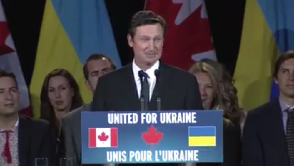 Wayne Gretzky standing at podium that says “United for Ukraine” 