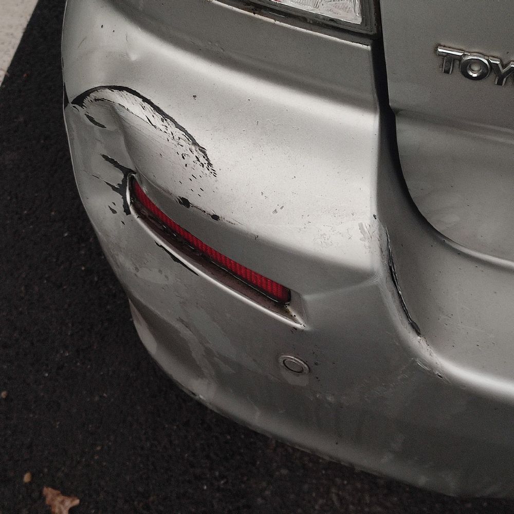 Photo du pare-choc sous ce même feu, éclaté aussi