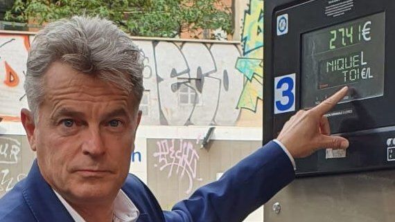 Fabien Roussel qui regarde l'objectif en pointant du doigt l'écran d'une pompe à essence. A la place des litres et du prix au litre y a écrit dessus "NIQUE TOI"