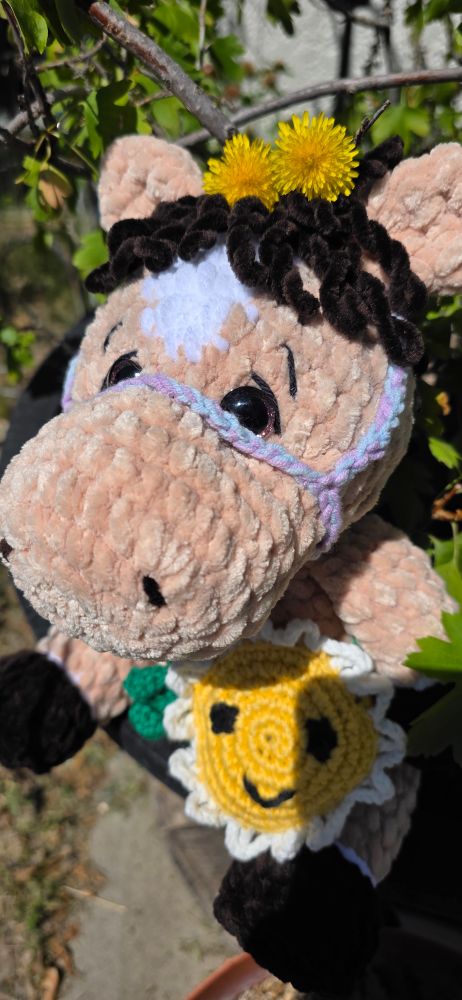 Crochet horse toy with sunflower satchel 