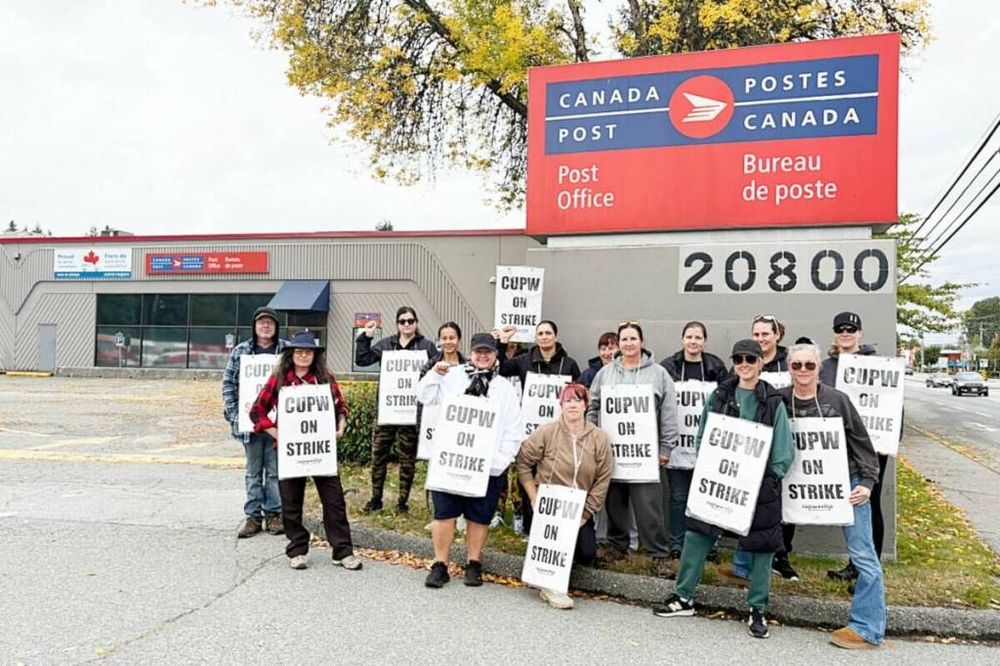 Strikers in front of a Canada Post post office