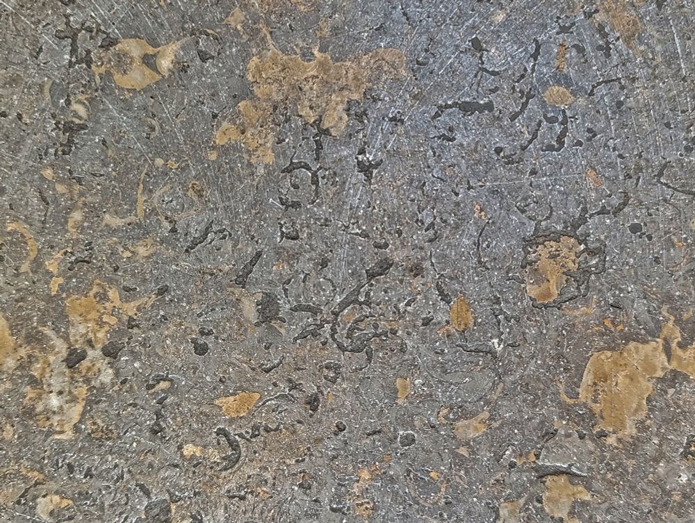 Steinboden Draufsicht. Dunkle Steinplatte mit braunen stellen 