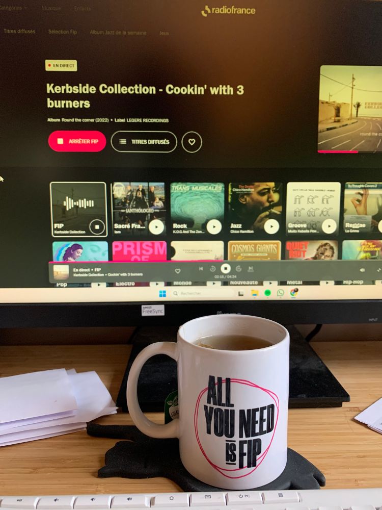 Boire son thé avec un mug FIP, en écoutant FIP : la vie que j’ai choisie de mener 