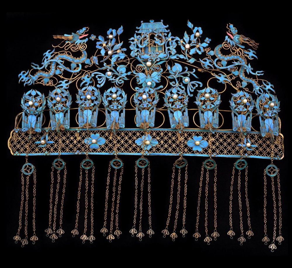 A wedding tiara with phoenixes and dragons from the Qing Dynasty during the 19th century.
