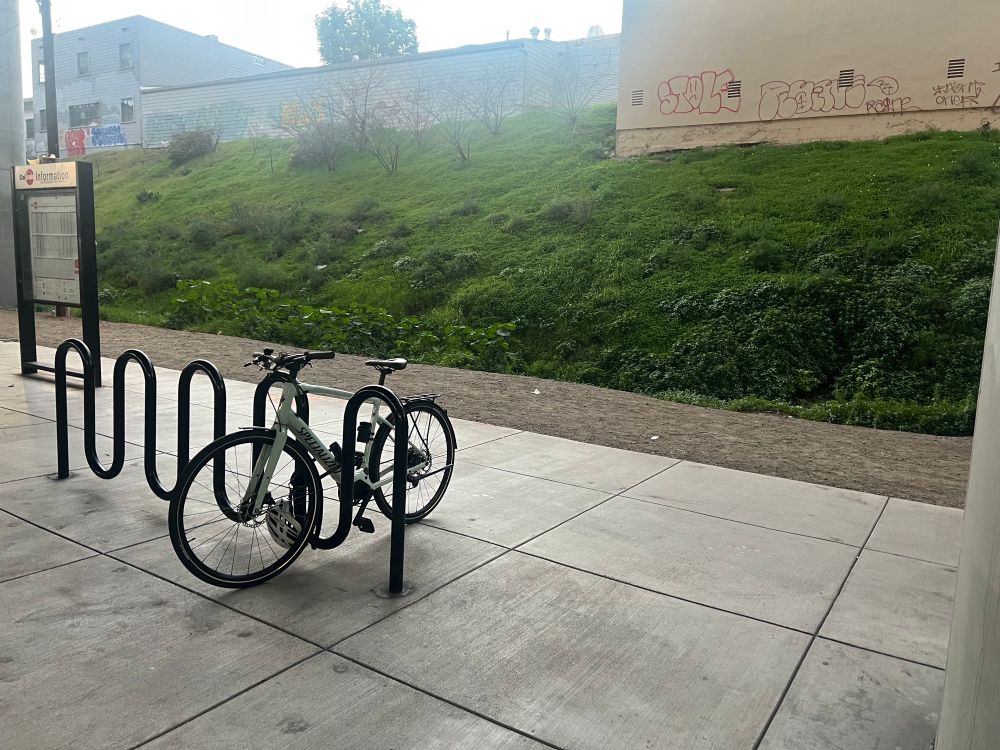 Bicycle rack on 22nd st Caltrain southbound platform, with one bicycle surprisingly parked.