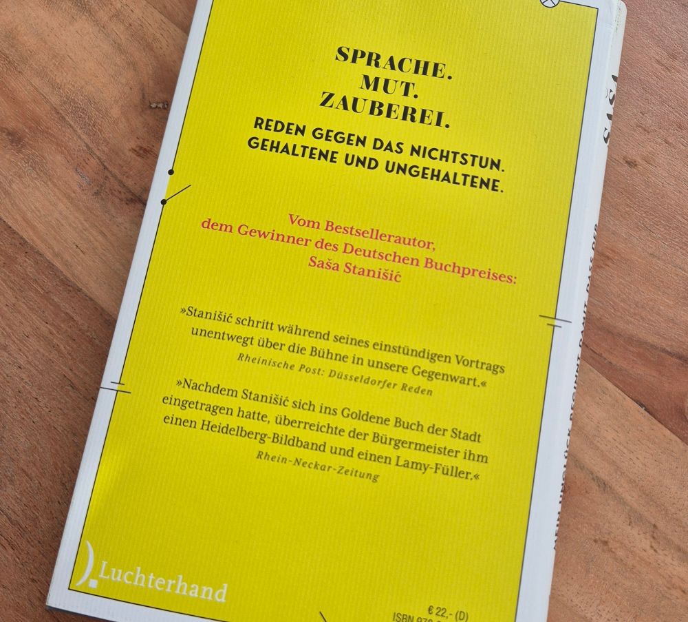 Blurbs auf der Rückseite des Einbands von Saša Stanišićs neuem Buch jenseits von üblicher Beweihräucherung - bspw. "Stanišić schritt während seines einstündigen Vortrags unentweg über die Bühne in unsere Gegenwart." (Rheinische Post: Düsseldorfer Reden)