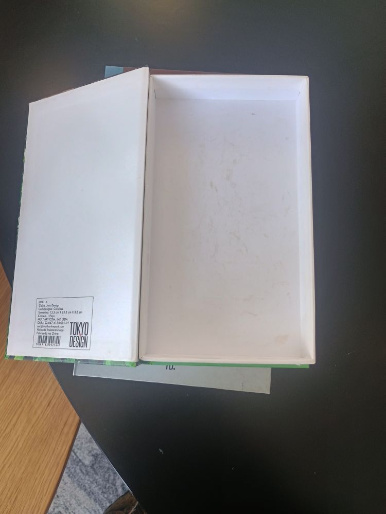 O livro aberto revelando que se trata de uma caixa, sem páginas.
Apenas para decoração.