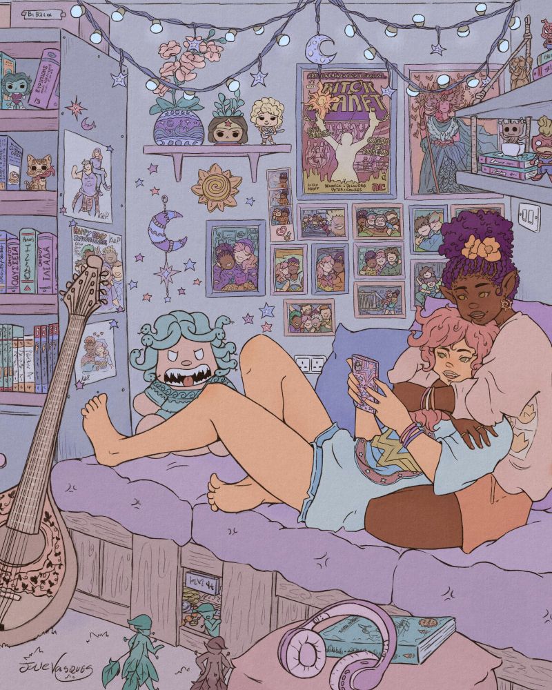 Arte digital de uma bruxa e uma vampira relaxando em um canto de leitura. A bruxa está sentada numa namoradeira, envolvendo pelos ombros a vampira, que está deitada de forma folgada, recostada no peito da bruxa, que tem o queixo pousado sobre a cabeça da outra. A bruxa é uma mulher negra, de cabelos crespos e roxos, preso com tranças que terminam em um pompom no topo da cabeça, decorado com duas flores; ela tem olhos amarelos, usa piercings na sobrancelha e orelha, tem um brinco de sol; está vestindo um blusão folgado e shorts, usa anéis e três fitas no pulso, nas cores da bandeira lésbica. A vampira é uma mulher branca, com cabelos ondulados cor-de-rosa claro, tem olhos avelã e um piercing no queixo; está descalça e usa shorts de dormir, uma camiseta larga com o símbolo da Mulher Maravilha e fitas no pulso nas cores da bandeira bissexual. Ela está segurando diante de si um celular, para a tela do qual ambas olham, papeando contentes. No canto da namoradeira há uma pelúcia da medusa, com uma expressão vilanesca; há ao lado uma estante com mangás e revistas em quadrinhos, bem como livros de literatura grega clássica, além de uma gramática; há três desenhos colados na estante, um da vampira sendo carregada por sua irmã musculosa, outro dela tranquila sentada ao lado da namorada, e outro dela com quatro amigos, no qual está escrito “Feliz Niver, Garota Invisível”. Há prateleiras nas paredes com funkos e plantas em vasinhos decorados; há estrelas luas e sois compondo a decoração e luzinhas penduradas no teto. A parede está repleta de fotos da vampira com amigos, família e com a namorada. Há dois posteres de quadrinhos, e um bouzouki perto da namoradeira. Em um pufe há um headset sobre um livro e na base da namoradeira há um pixie em uma espécie de lojinha recebendo a visita de dois outros pixies não muito amigáveis.
