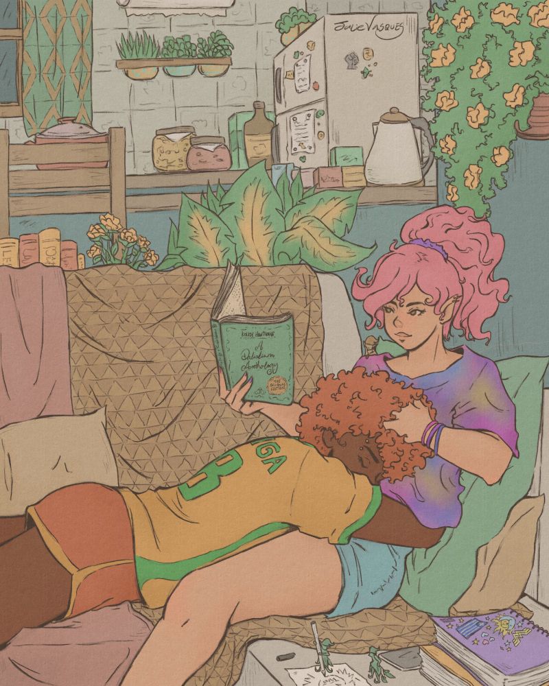 Arte digital de um casal de mulheres, uma bruxa e uma vampira, em uma sala. A bruxa está deitada no sofá, esticada, tirando um cochilo enquanto abraça a cintura da vampira e faz sua barriga de travesseiro. A vampira está sentada de lado, encostada em um grande travesseiro no braço do sofá, lendo um livro de poemas enquanto faz cafuné na bruxa. A vampira é uma mulher branca, com cabelos médios, volumosos, ondulados e cor-de-rosa presos em um rabo-de-cavalo no topo da cabeça; ela tem olhos avelã e um piercing no queixo; está vestindo uma camisa larga com várias manchas coloridas e short jeans. A bruxa é uma mulher negra com cabelos crespos, volumosos, em corte redondo e laranjas; ela tem piercing na sobrancelha e usa um short de tactel e uma camiseta da seleção brasileira de futebol com o número oito e é possível ver parte do nome “Formiga” escrito sobre o número (a camisa é verde e amarela). Há três pequenos pixies na imagem, um deles no ombro da vampira, acompanhando a leitura, e os outros dois no sofá, com um rabiscando em uma folha de papel e o outro observando o rabisco. Há perto deles um celular e dois cadernos empilhados, um deles cheio de adesivos colados: símbolo da mulher maravilha, bandeira da Grécia, uma lua e um sol juntos e vários corações e estrelas. O ambiente é uma sala aconchegante com uma cozinha americana ao fundo. Há plantas por toda a parte e os balcões da cozinha estão um tanto bagunçados; há potinhos com temperos pendurados na parede e uma geladeira com vários imãs e recados grudados. O sofá é modular em L, coberto com duas mantas coloridas e com almofadas atiradas sobre ele.