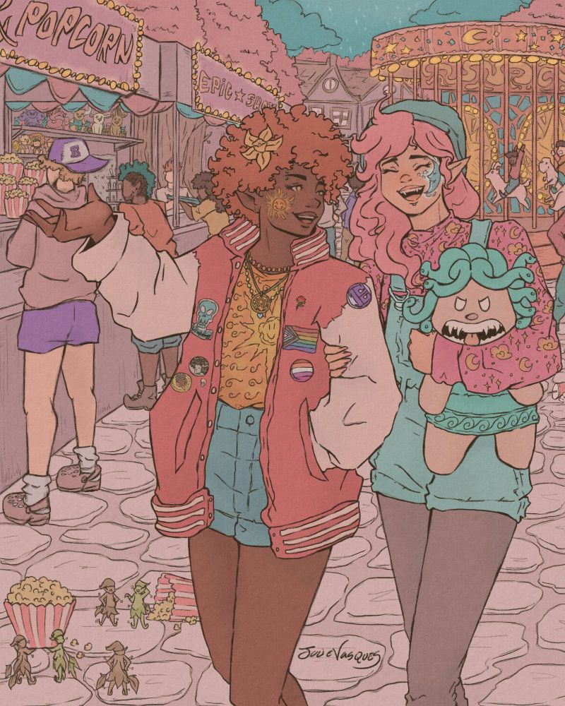 Arte digital de um casal de mulheres, uma bruxa e uma vampira, passeando em um parque. As duas estão de braços dados; a bruxa gesticula e conta alguma lorota, enquanto a vampira dá risada. A bruxa é uma mulher negra, com cabelos crespos, curtos, em corte redondo, laranjas e decorados com uma flor amarela. Ela veste uma jaqueta college cheia de bottons e patches: uma caveira com “antropologia” escrito abaixo dela, uma bandeira do orgulho lésbico e outra do orgulho lgbt+ (arco-íris), uma flor, um “E” referente a um time de baseball fictício, uma caveirinha, um botton da Lelia Gonzales e outro da Angela Davis. Ela também usa vários colares de pedras, incluindo um com um pentáculo; shorts e uma camiseta laranja com um sol. Ela tem um sol pintado na bochecha. A vampira é uma mulher branca com cabelos ondulados, médios, cor-de-rosa; usa uma jardineira, blusão rosa com nuvens, estrelas e luas, touca e meia-calça; está segurando uma pelúcia de uma górgona – figura com cobras no lugar dos cabelos e expressão vilanesca com dentes afiados e a língua à mostra; A vampira tem uma lua pintada na bochecha. No cenário há um carrossel com crianças brincando, estandes de pipoca e de tiro-ao-alvo, com prêmios que remetem ou não à mitologia grega; há pessoas por toda a parte, e no chão, perto delas, há cinco pixies roubando pipoca. Dois deles carregam um pacote de pipoca maior do que eles, enquanto um observa os outros dois, vendo que um deles se atrapalhou e deixou cair o pacote de pipoca; no momento este parece estar se desculpando, enquanto seu parceiro o olha reprovador.