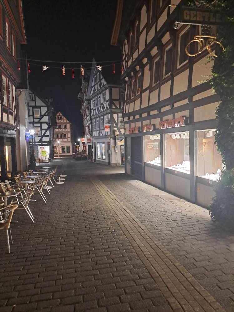 Alsfeld an einem Freitagabend gegen 21 Uhr. Eine verlassene Fußgängerzone.
