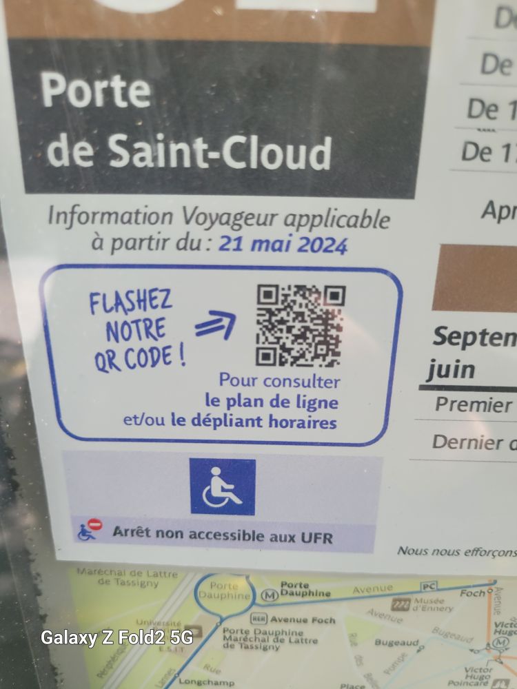 La photo d'un panneau explicatif à un arrêt de bus parisien sur lequel il est marqué "arrêt non accessible aux UFR" (utilisateur de fauteuil roulant)  avec un symbole interdit attaché au symbole handicap