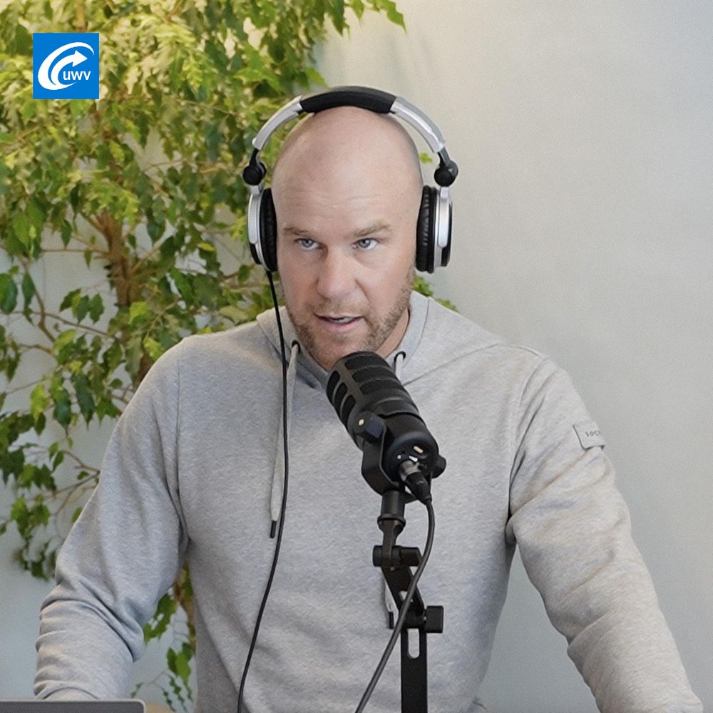 UWV-arbeidsmarktadviseur Frank Verduijn staat in de podcaststudio achter de microfoon