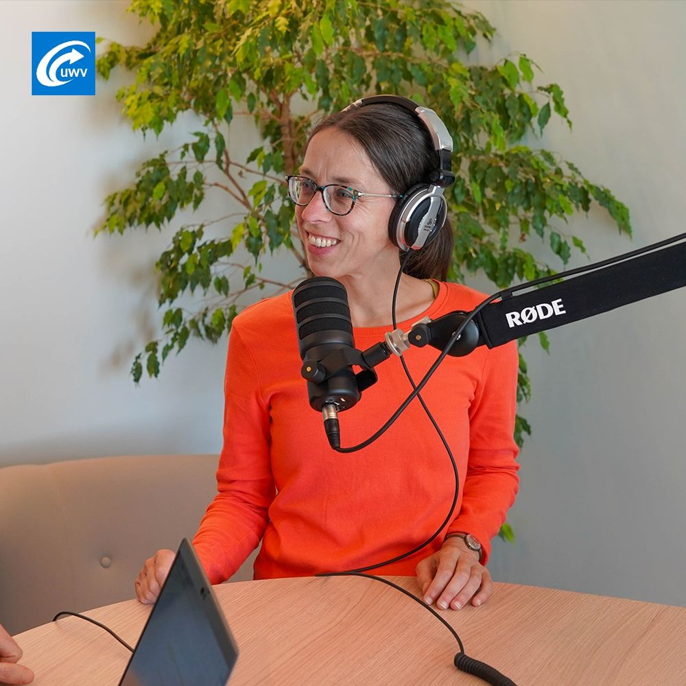 Arbeidsmarktadviseur Saskia Grit van UWV staat in de podcaststudio